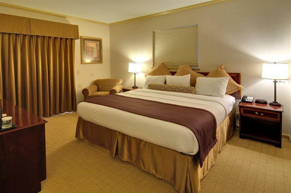 Best Western Plus Palm Court Hotel Davis Esterno foto