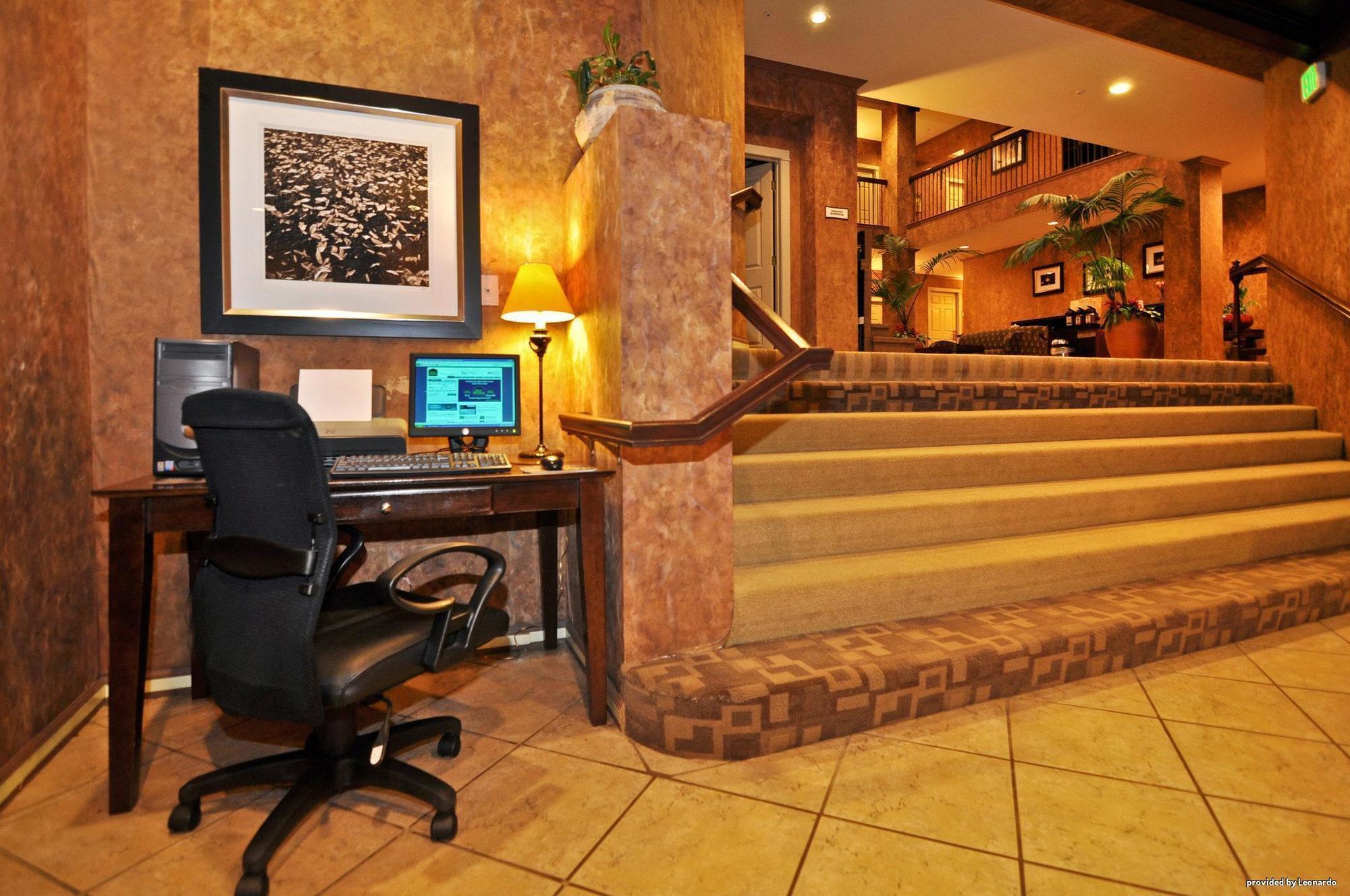 Best Western Plus Palm Court Hotel Davis Interno foto