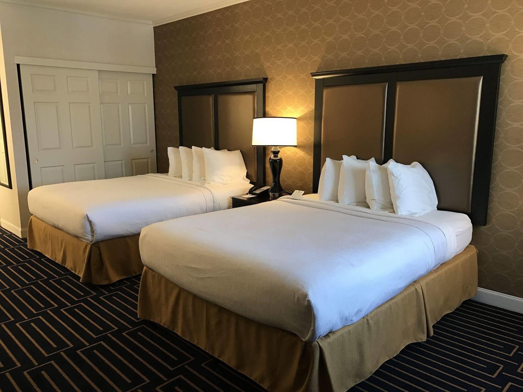 Best Western Plus Palm Court Hotel Davis Esterno foto